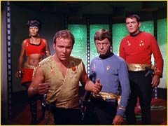 Uhura, Kirk, McCoy et Scotty