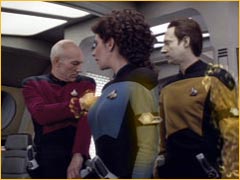 Picard, Troi et Data équipés d'un brassard subspatial.