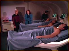 Crusher, Picard et les passagers du cryosatellite