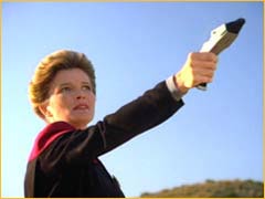 Janeway tirant au phaser