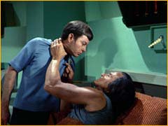 Khan agressant McCoy à l'infirmerie