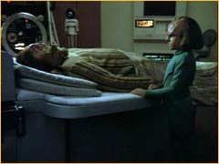 Alexander et Worf à l'infirmerie