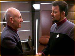 Picard saluant Riker qui rejoint l'USS Titan