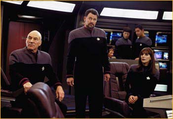 Riker, Picard et Troi sur la passerelle de l'Enterprise