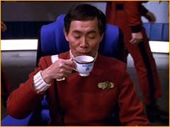 Sulu buvant un thé sur la passerelle de l'Exelsior