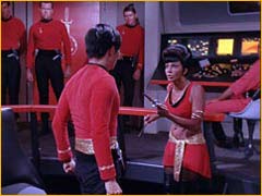 Uhura face à Sulu dans l'univers miroir