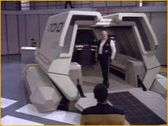 Scotty quittant l'Enterprise D à bord d'une navette offerte par Picard