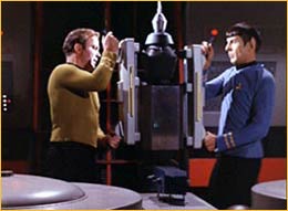 Kirk et Spock transportant Nomad