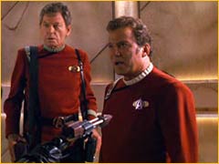 Kirk et McCoy en joue par un disrupteur