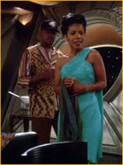 Sisko offrant une écharpe de soie à Kasidy