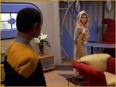 Tuvok discutant avec la veuve du scientifique Banéan