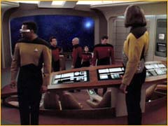 Worf devant la Console Tactique du Galaxy